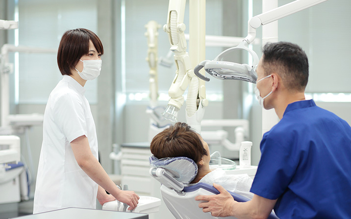 施術前の歯の色のチェック