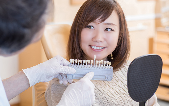 施術前の歯の色のチェック