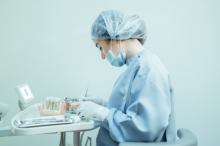 セラミックの詰め物・かぶせ物で歯を守り、自然な見た目に